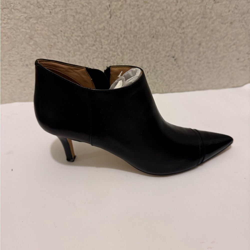 Trotters Black Heeled Ankle Boots size 6 N